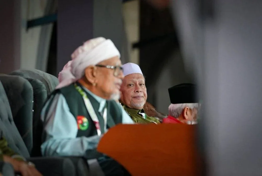 Mohd Amar (kanan) semasa Ceramah Perdana Sempena 70 Tahun Pas di Stadium Sultan Muhammad IV, Kota Bharu pada malam Jumaat.