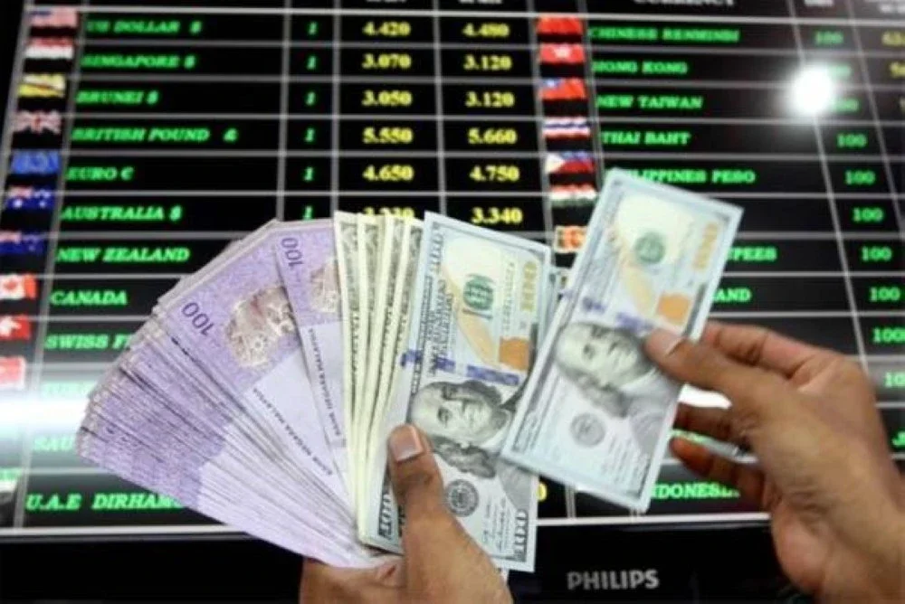 Ringgit dijangka diniagakan dalam julat kecil berbanding dolar AS minggu depan. Gambar hiasan 
