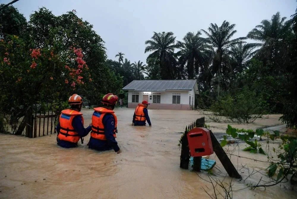 Angkatan Pertahanan Awam Malaysia (APM) Daerah Kulim berdepan pelbagai cabaran pada peringkat awal operasi menyelamat mangsa banjir di daerah ini termasuk kekurangan aset dan anggota. Foto Bernama