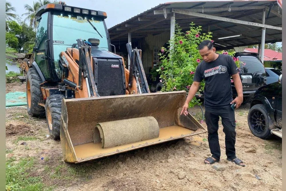 Ahli keluarga menunjukkan lokasi di mana Mohd Suhairi ditemui maut.
