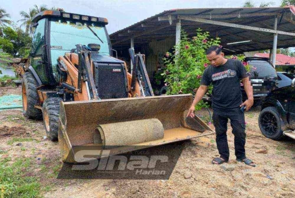 Ahli keluarga menunjukkan lokasi di mana Mohd Suhairi ditemui maut
selepas dipercayai ditetak bertubi-tubi di beberapa bahagian sehingga menyebabkan tangan kiri dan kaki kanan putus dalam kejadian di Kampung Kok Bedollah, Tumpat pada Jumaat. Foto SINAR HARIAN/HAZELEN LIANA KAMARUDIN