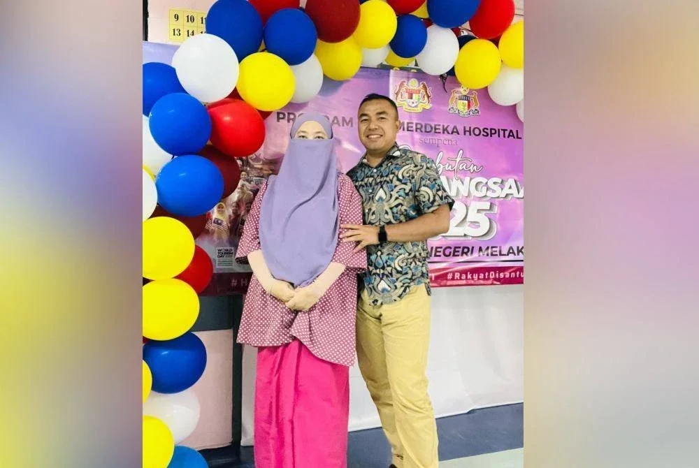 Mohd Fikry bersama Sabrina menimang tiga bayi kembar perempuan yang dilahirkan di Hospital Melaka pada Jumaat.