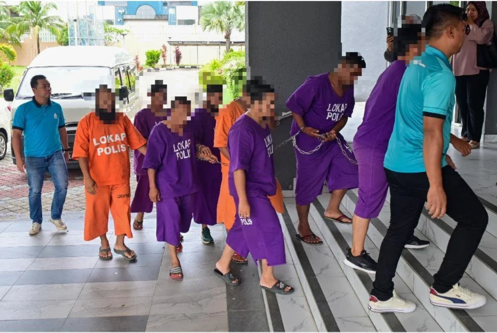 Lapan individu termasuk seorang ahli perniagaan bergelar Datuk dibawa ke Mahkamah Majistret Kuala Terengganu bagi mendapatkan perintah reman.