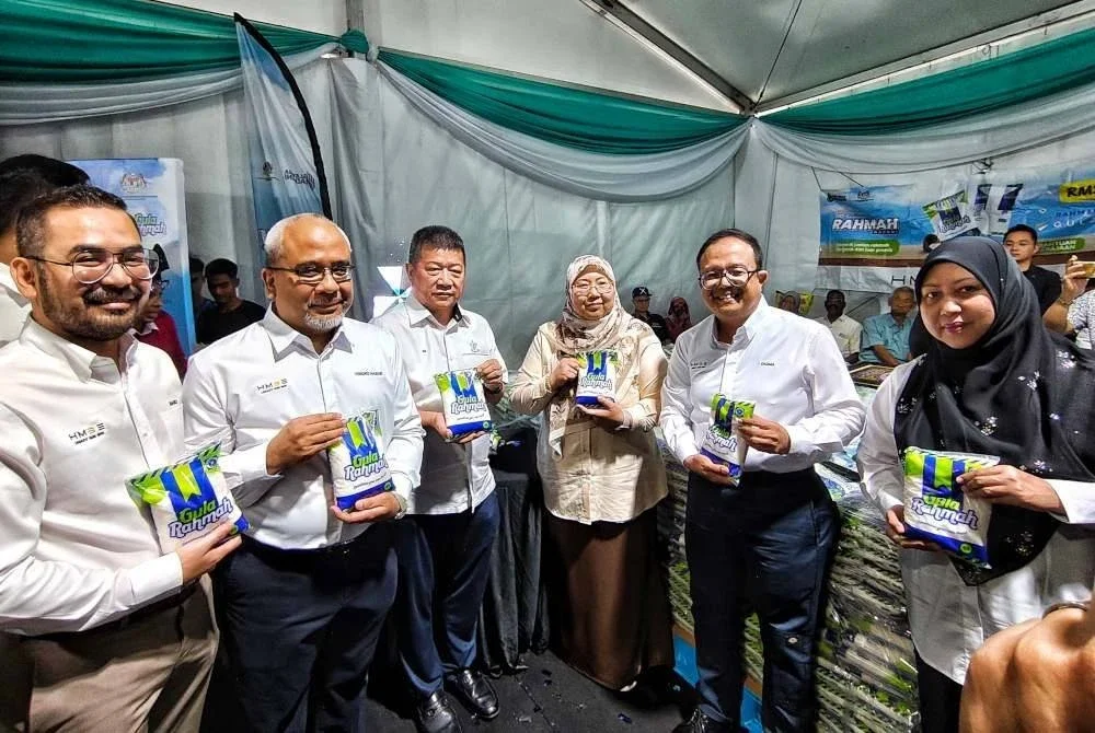 Fuziah (tiga dari kanan) menunjukkan Gula Rahmah yang dilancarkan pada Program Jelajah Karnival KPDN 2025 Zon Timur di Dataran Sayangi Kuantan di Tanah Putih, Kuantan pada Sabtu. Foto Sinar Harian