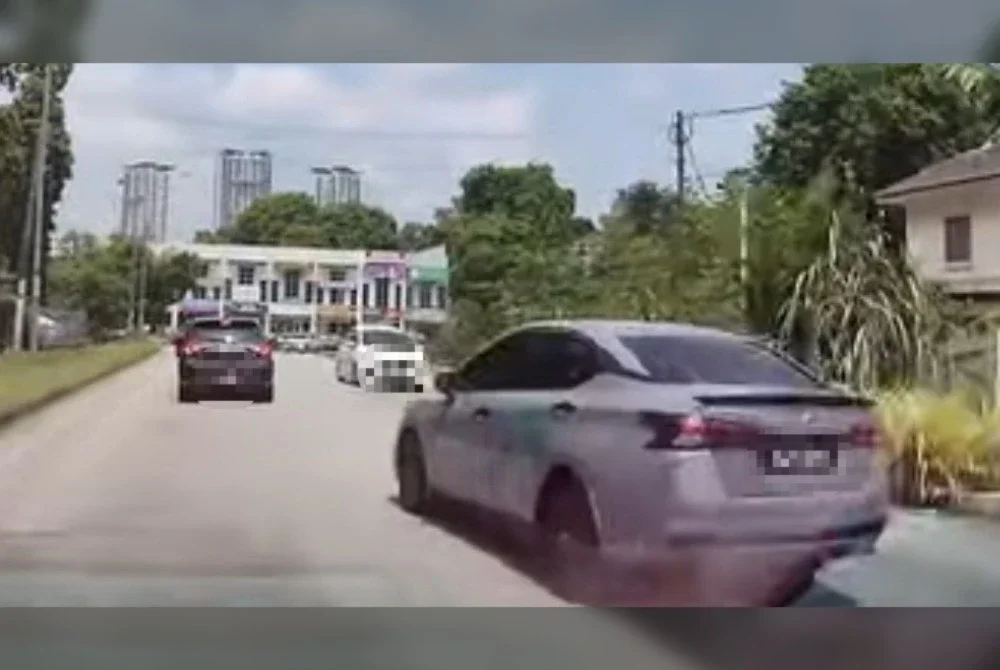 Nissan Almera itu dikesan memandu melulu di Jalan Merbuk Puchong, Serdang baru-baru ini. 