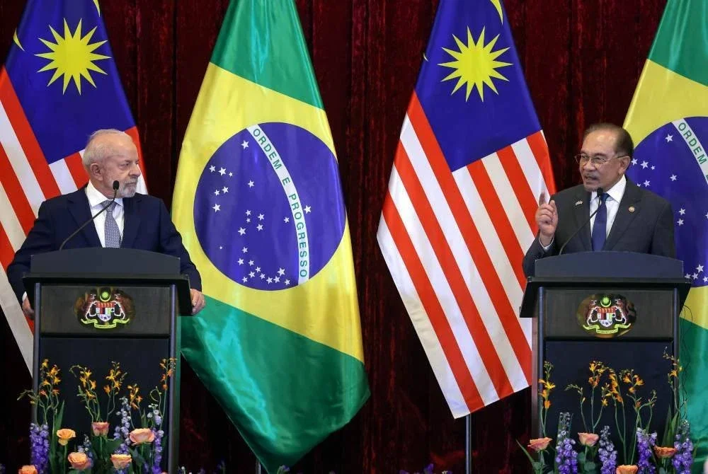 Anwar pada sidang media bersama Presiden Brazil Luiz Inácio Lula da Silva selepas mesyuarat dua hala di Seri Perdana, pada Sabtu. Foto Bernama