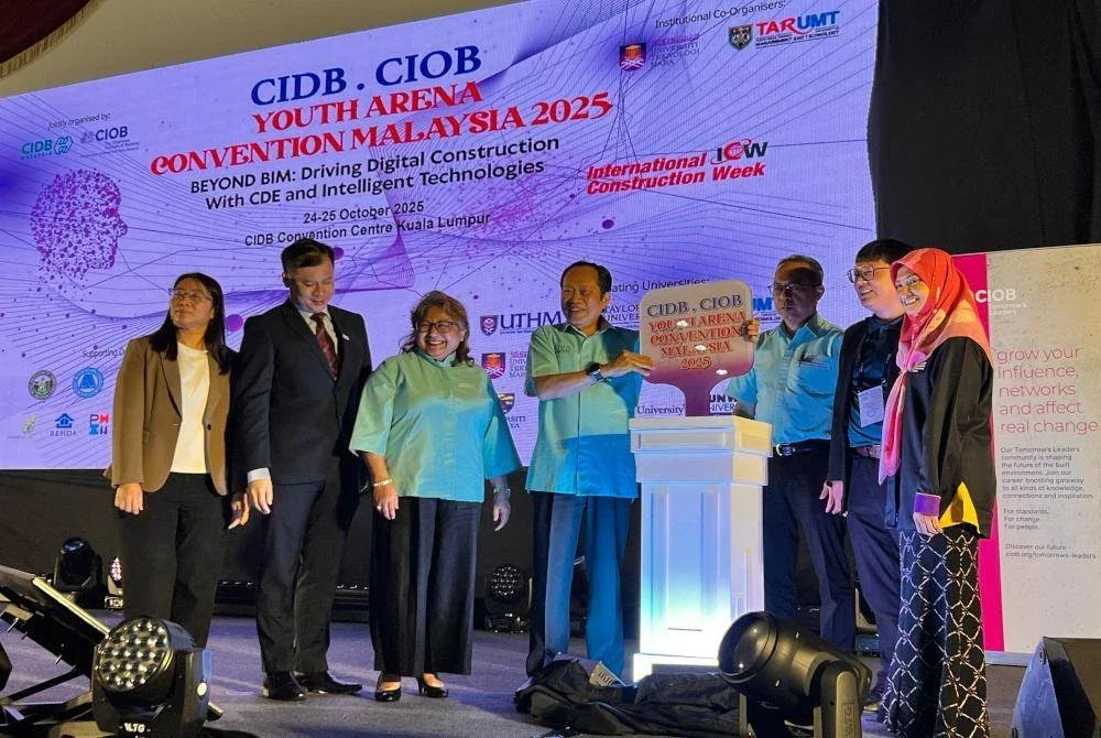 Ahmad Maslan (tengah) bersama Zainora (tiga dari kiri) ketika melancarkan CIDB-CIOB Youth Arena Convention Malaysia 2025 di Kuala Lumpur pada Sabtu.