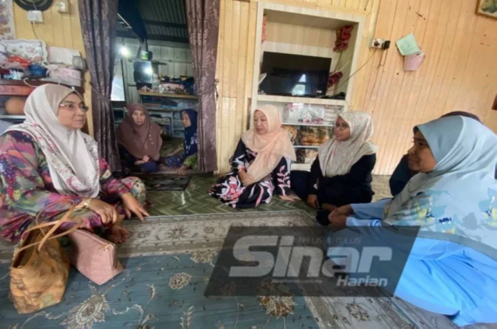 Wan Salma (kiri) menceritakan semula detik-detik cemas yang dilalui kepada saudara mara di rumahnya di Kampung Kok Bedollah, Tumpat pada Sabtu. Foto SINAR HARIAN/HAZELEN LIANA KAMARUDIN
