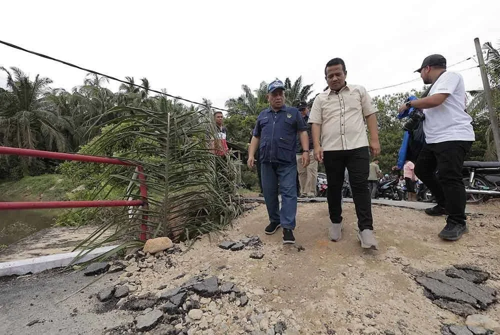 Saarani meninjau keadaan infrastruktur yang rosak akibat bencana banjir di LMS pada Sabtu.