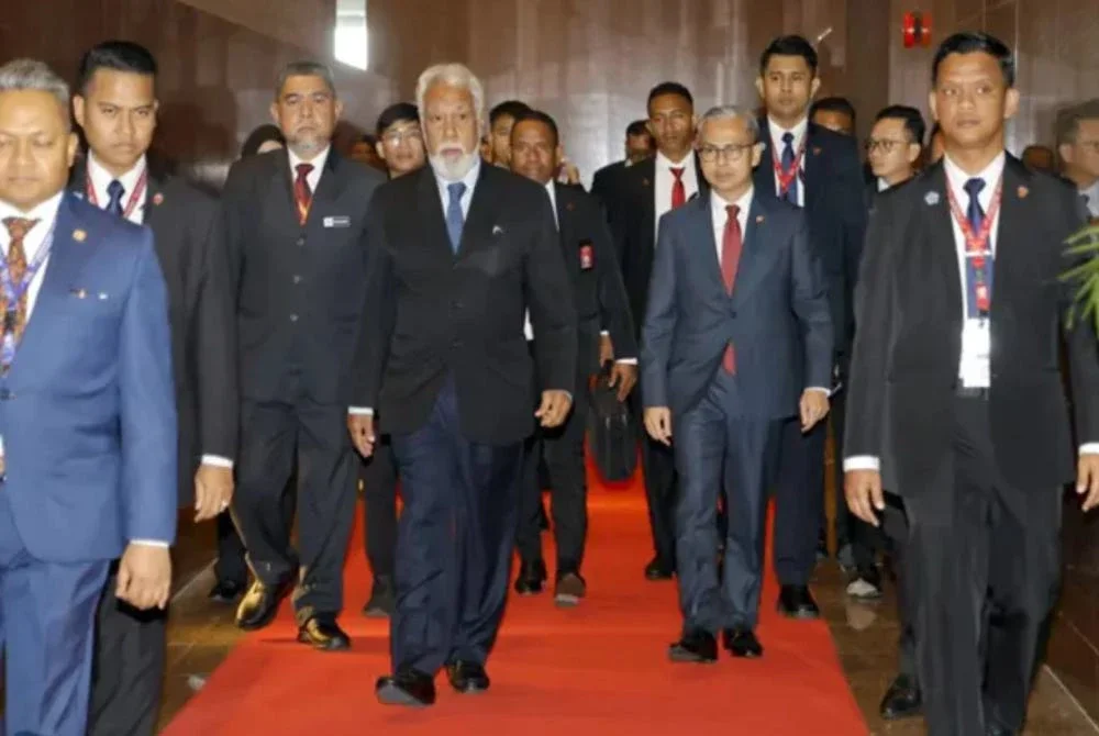 Perdana Menteri Timor-Leste, Kay Rala Xanana Gusmão ketika tiba di Malaysia pada Jumaat menjelang Sidang Kemuncak ASEAN ke-47 dan Sidang Kemuncak Berkaitan.