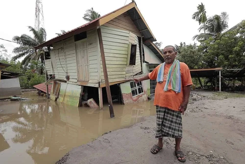 Jamaludin menunjukkan kediamannya di Kampung Matang Pasir yang roboh akibat bencana banjir melanda daerah LMS pada Khamis lalu.