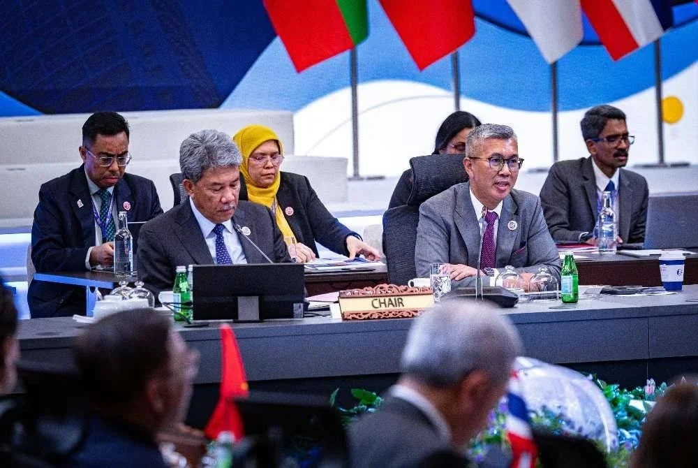 Menteri Pelaburan, Perdagangan dan Industri, Tengku Datuk Seri Zafrul Abdul Aziz, serta Menteri Luar Negeri, Datuk Seri Mohamad Hasan, menghadiri Mesyuarat Bersama Menteri-Menteri Luar dan Menteri-Menteri Ekonomi ASEAN sempena Sidang Kemuncak ASEAN ke-47 dan Sidang Kemuncak Berkaitan di Pusat Konvensyen Kuala Lumpur pada Sabtu. Foto Bernama 