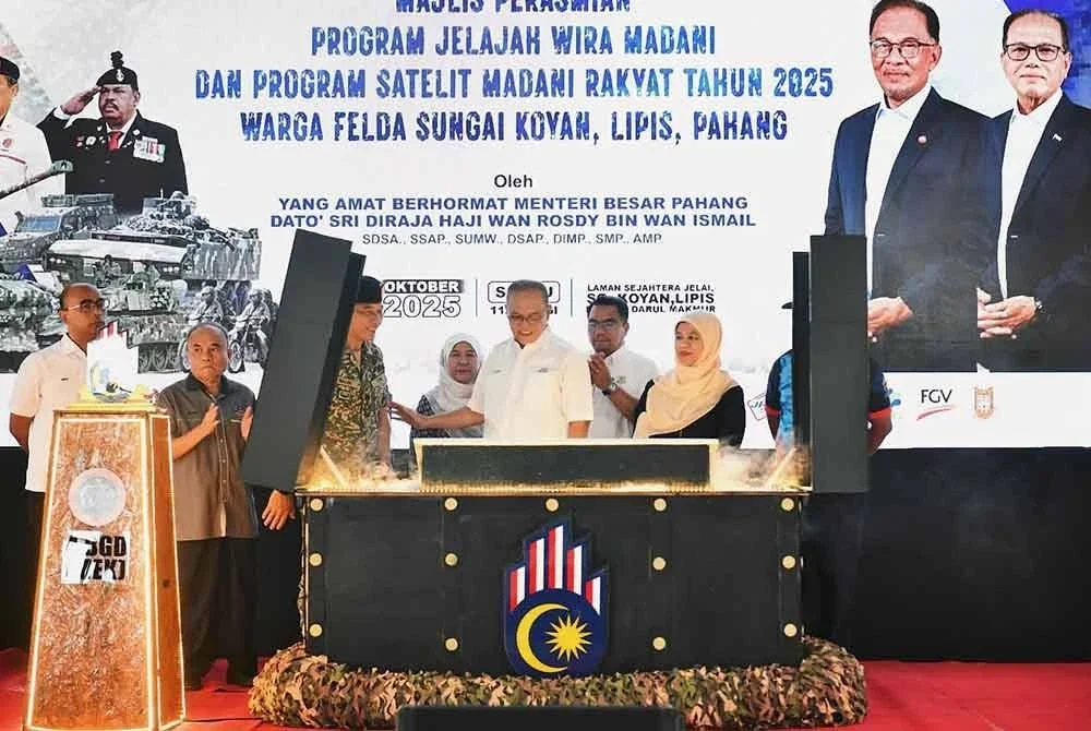 Wan Rosdy (depan, dua dari kanan) menyempurnakan gimik perasmian Program Jelajah Wira Madani dan Satelit Madani Rakyat Tahun 2025 Warga Felda Sungai Koyan di Laman Sejahtera Jelai, Sungai Koyan, Lipis pada Sabtu. Foto FB Wan Rosdy
Pix FB Wan Rosdy