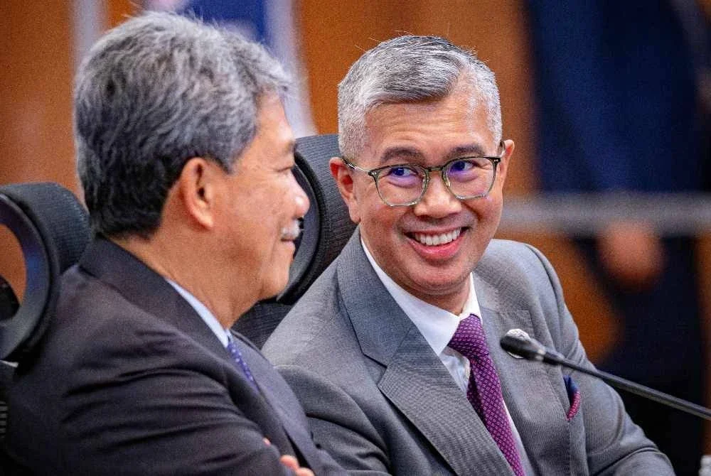 Menteri Pelaburan, Perdagangan dan Industri, Tengku Datuk Seri Zafrul Abdul Aziz, serta Menteri Luar Negeri, Datuk Seri Mohamad Hasan, menghadiri Mesyuarat Bersama Menteri-Menteri Luar dan Menteri-Menteri Ekonomi ASEAN sempena Sidang Kemuncak ASEAN ke-47 dan Sidang Kemuncak Berkaitan yang berlangsung di Pusat Konvensyen Kuala Lumpur pada Sabtu. Foto Bernama