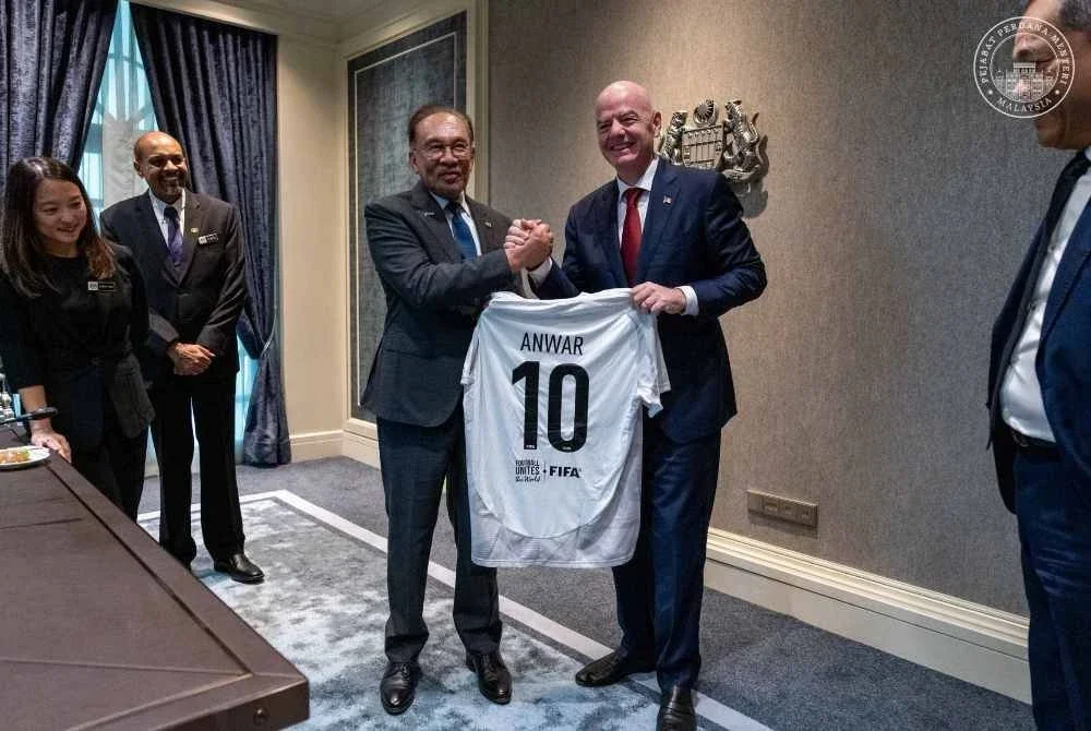 Perdana Menteri Datuk Seri Anwar Ibrahim mengadakan pertemuan dengan Presiden FIFA, Gianni Infantino, di Putrajaya. Foto FB Anwar Ibrahim.