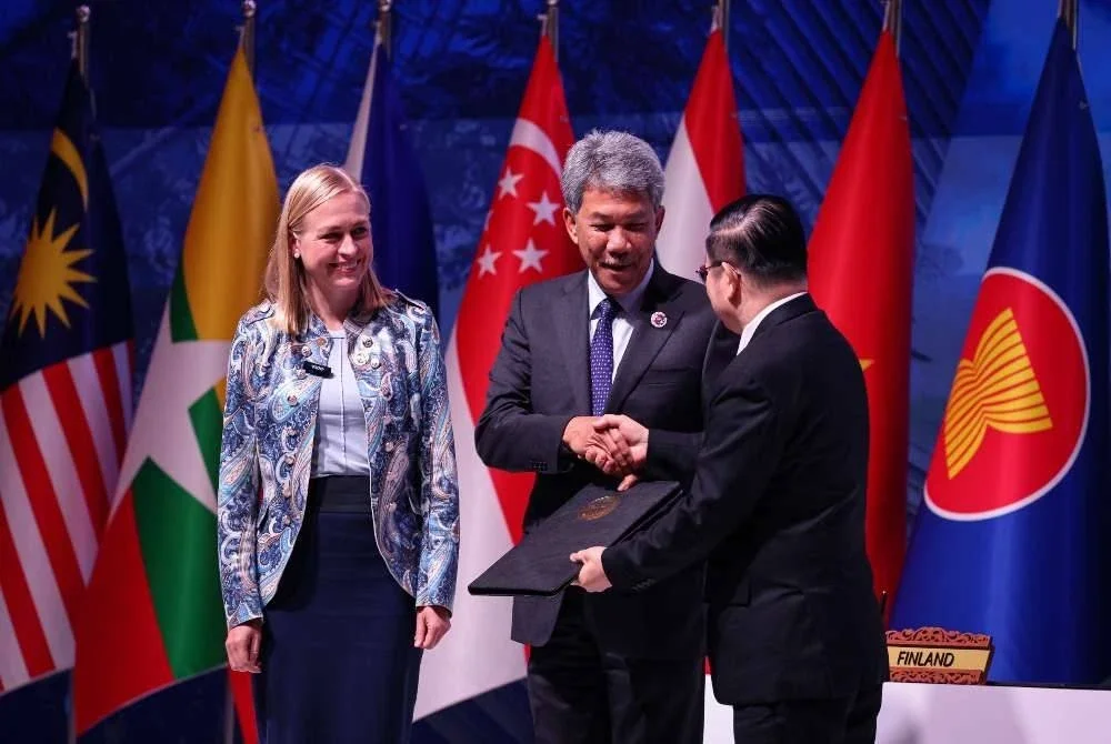 Menteri Luar Negeri, Datuk Seri Mohamad Hasan, bersama Menteri Luar Finland, Elina Valtonen (kiri), dan Setiausaha Agung ASEAN, Dr Kao Kim Hourn, hadir pada majlis menandatangani Instrumen Penyertaan kepada Perjanjian Persahabatan dan Kerjasama di Asia Tenggara (TAC) oleh Republik Finland, yang berlangsung di luar acara Sidang Kemuncak ASEAN ke-47 dan Sidang Kemuncak Berkaitan di Pusat Konvensyen Kuala Lumpur (KLCC) pada Sabtu. Foto Bernama. 