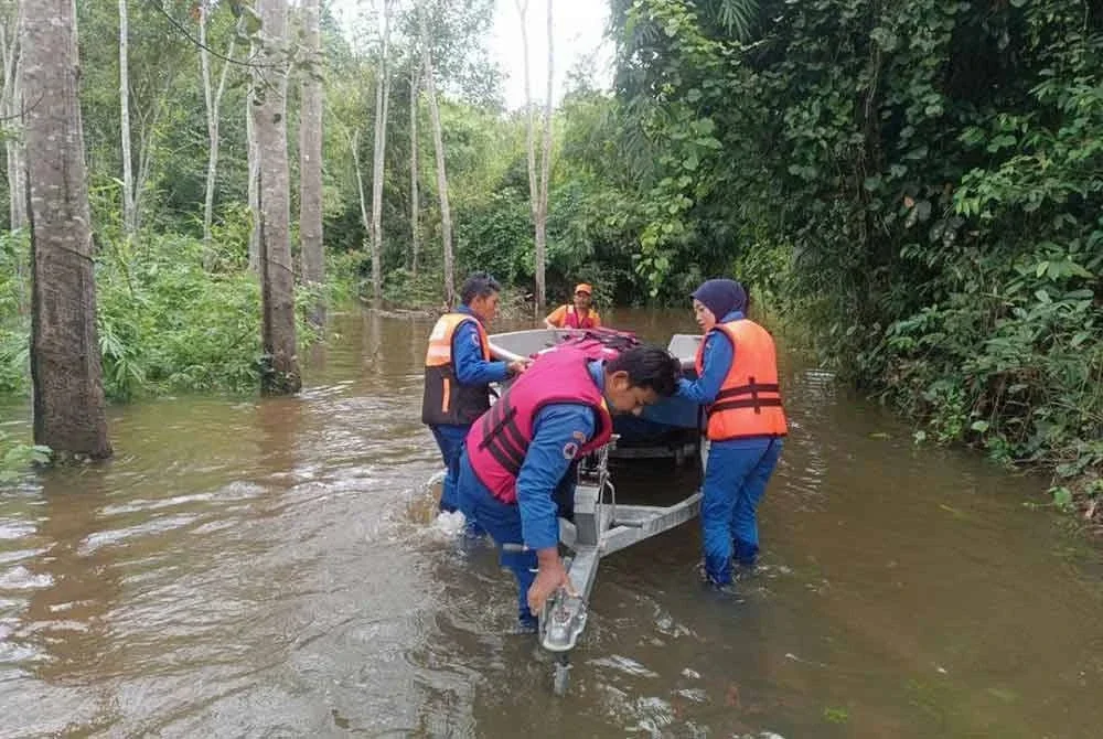 Orang ramai terpaksa menaiki bot ke PPS susulan beberapa kawasan terputus hubungan akibat banjir.