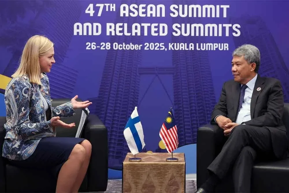 Mohamad (kanak) ketika mengadakan mesyuarat dua hala dengan rakan sejawat dari Finland, Elina Valtonen di sini hari ini - Foto: Bernama