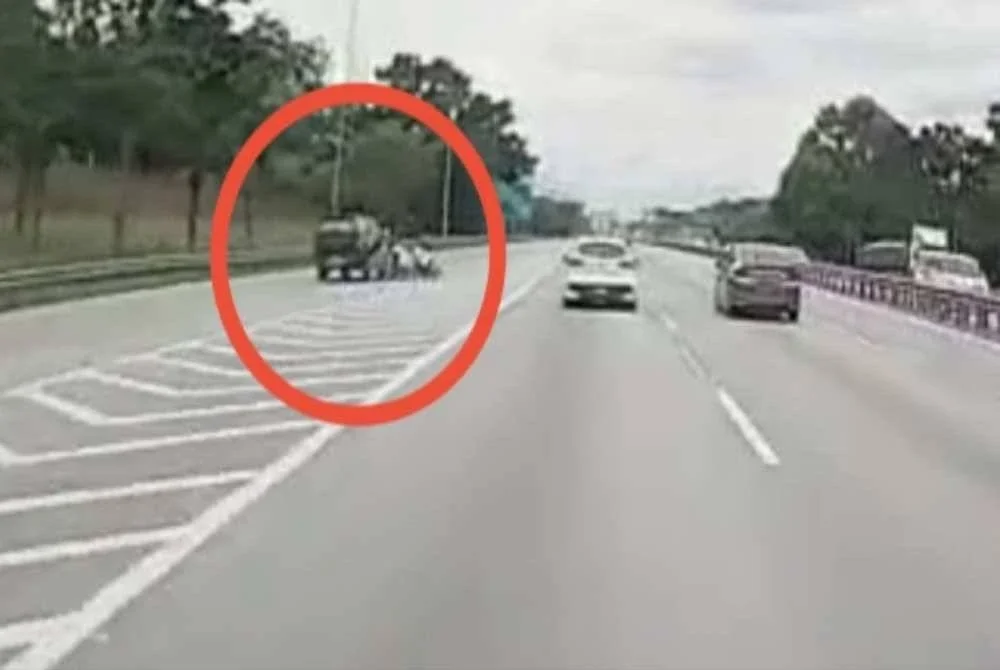 Seorang anggota Jabatan Siasatan dan Penguatkuasaan Trafik (JSPT) yang sedang melaksanakan tugas mengiring delegasi antarabangsa sempena Sidang Kemuncak ASEAN Ke-47 terlibat kemalangan.