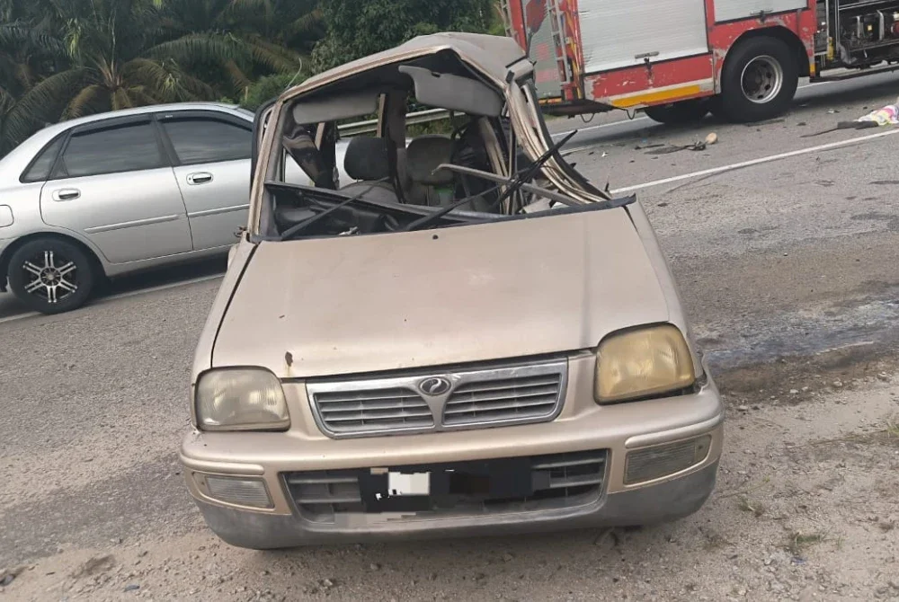 Keadaan kenderaan yang dinaiki mangsa maut dalam nahas berhampiran Kampung Bukit Kenangan, Simpang Renggam. - Foto JBPM Johor