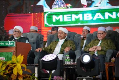 Mohd Amar (kanan) semasa hadir pada Ceramah Perdana Sempena 70 Tahun Pas di Stadium Sultan Muhammad IV, Kota Bharu pada malam Jumaat.