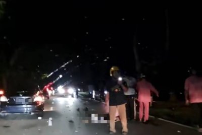 Empat maut termasuk seorang gadis dalam kemalangan membabitkan tiga motosikal dan sebuah kereta Perodua Myvi di Kilometer 32.5, Jalan Muar–Segamat, malam Jumaat. Foto tular
