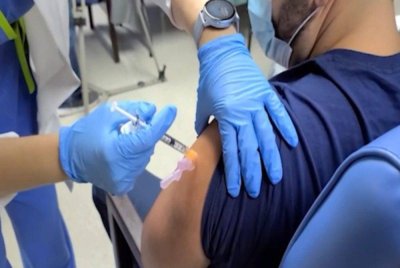 Satu kajian baharu yang diterbitkan dalam jurnal Nature mendedahkan bahawa vaksin koronavirus jenis mRNA berpotensi memanjangkan jangka hayat pesakit kanser tertentu. Agensi