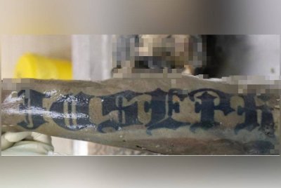 Tatu pada lengan kiri mayat seorang lelaki yang ditemui di tepi jalan Lebuhraya Silk, Kajang Khamis lalu. Foto Polis Kajang