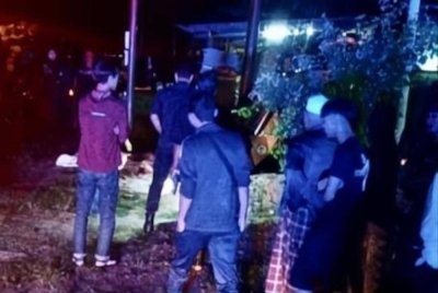 Orang ramai memenuhi lokasi kejadian dimana Mohd Suhairi yang ditemui maut selepas dipercayai ditetak bertubi-tubi di beberapa bahagian sehingga menyebabkan tangan kiri dan kaki kanan putus dalam kejadian di Kampung Kok Bedollah, Tumpat.