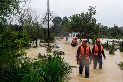 Angkatan APM Daerah Kulim berdepan pelbagai cabaran pada peringkat awal operasi menyelamat mangsa banjir di daerah ini termasuk kekurangan aset dan anggota. Foto Bernama