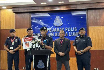 Fadil (tengah) dalam sidang akhbar di IPK Kuala Lumpur pada Sabtu.