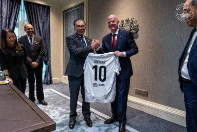 Perdana Menteri Datuk Seri Anwar Ibrahim mengadakan pertemuan dengan Presiden FIFA, Gianni Infantino, di Putrajaya. Foto FB Anwar Ibrahim. 