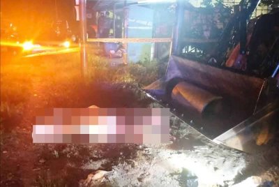Sepasukan pegawai dari IPD Tumpat bergegas ke lokasi dan menemui mangsa, Mohd Suhairi bapa kepada dua orang anak yang merupakan pemandu jengkaut dalam keadaan tidak sedarkan diri di hadapan rumahnya. Foto: PDRM