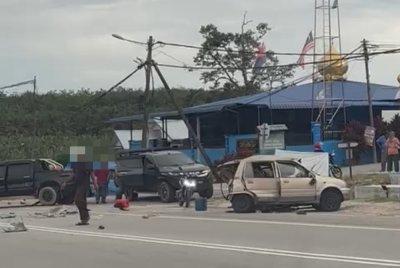 Nahas tiga kenderaan yang mengorbankan ibu serta anaknya berhampiran Kampung Bukit Kenangan Simpang Renggam. - Foto tular