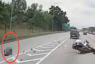 Tangkap layar rakaman video tular memaparkan insiden kemalangan anggota trafik dengan sebuah Toyota Hilux di Lebuhraya Elite, Kuala Langat pada Sabtu.
