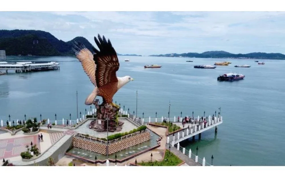 Pulau Langkawi menjadi salah satu destinasi pelancongan terkenal di Kedah.