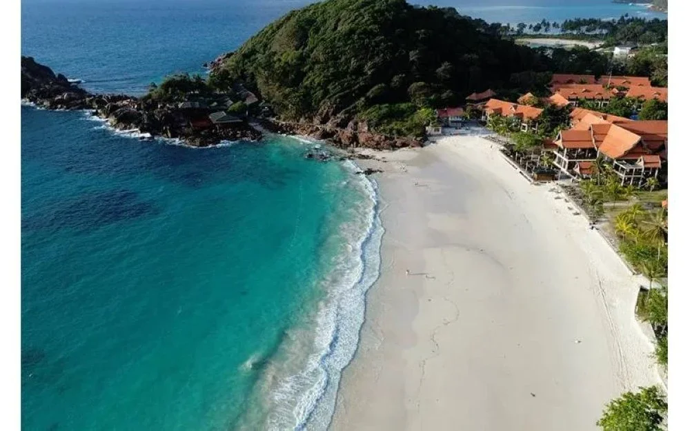 Keindahan kawasan pantai seperti Pulau Redang di Terengganu menjadi tarikan utama pelancong dalam dan luar negara.