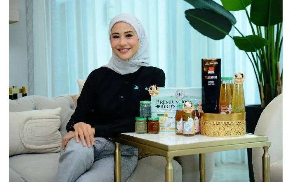 Fouziah bersama rangkaian produk FG Walet.