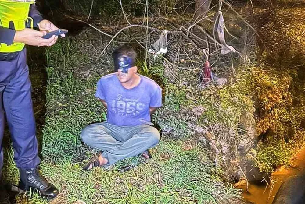 Keadaan mangsa yang ditemui dalam keadaan tangan terikat dan mata ditutup pelekat hitam di tepi jalan berhampiran Taman Sri Wawasan, Raub pada Jumaat.