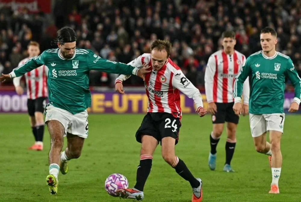 Pemain tengah Liverpool Dominik Szoboszlai (kiri) cuba merebut bola daripada pemain Brentford Mikkel Damsgaard dalam aksi EPL. Foto AFP