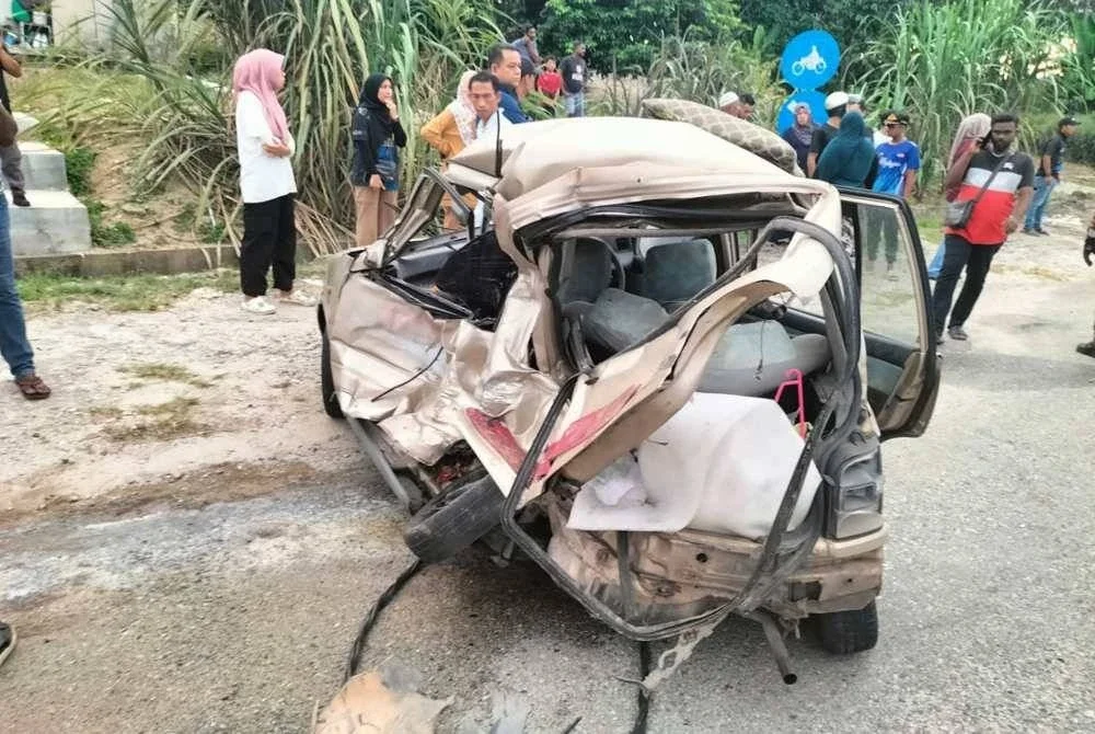 Keadaan kereta mangsa yang dilanggar kenderaan pacuan empat roda dalam nahas di KM 65, Jalan Johor Bahru - Ayer Hitam pada petang Sabtu. Foto IPD Kluang