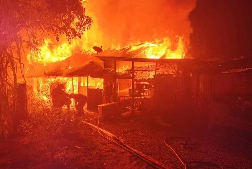 Pasukan bomba berjaya mengawal kebakaran pada jam 1.12 pagi pada Ahad.