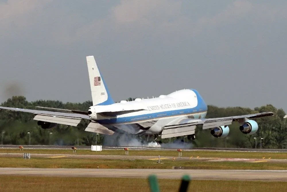 Pesawat rasmi Presiden AS, Air Force One mendarat di Kompleks Bunga Raya, Lapangan Terbang Antarabangsa Kuala Lumpur (KLIA) kira-kira 9.54 pagi dan disambut oleh Perdana Menteri, Datuk Seri Anwar Ibrahim. Foto Bernama