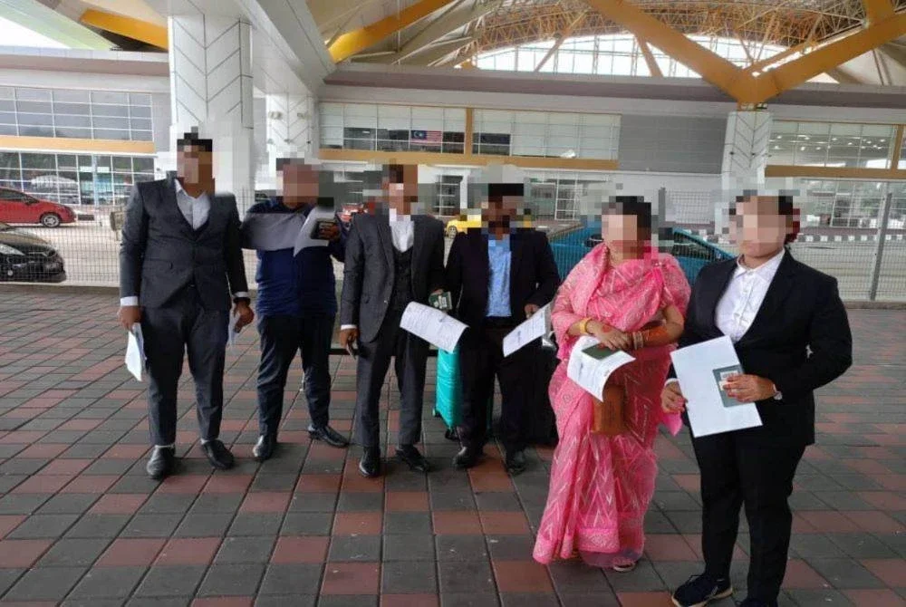 Empat lelaki warga asing berkenaan masing-masing mengenakan sut hitam lengkap, manakala dua wanita pula tampil anggun dengan pakaian tradisional sari. FOTO AKPS