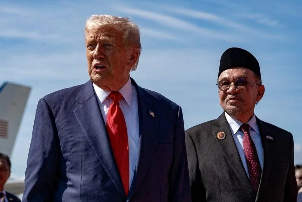 Anwar (kanan) mengadakan pertemuan dua hala dengan Trump di luar Sidang Kemuncak ASEAN ke-47 dan Sidang Kemuncak Berkaitan di Kuala Lumpur hari ini. Foto PMO