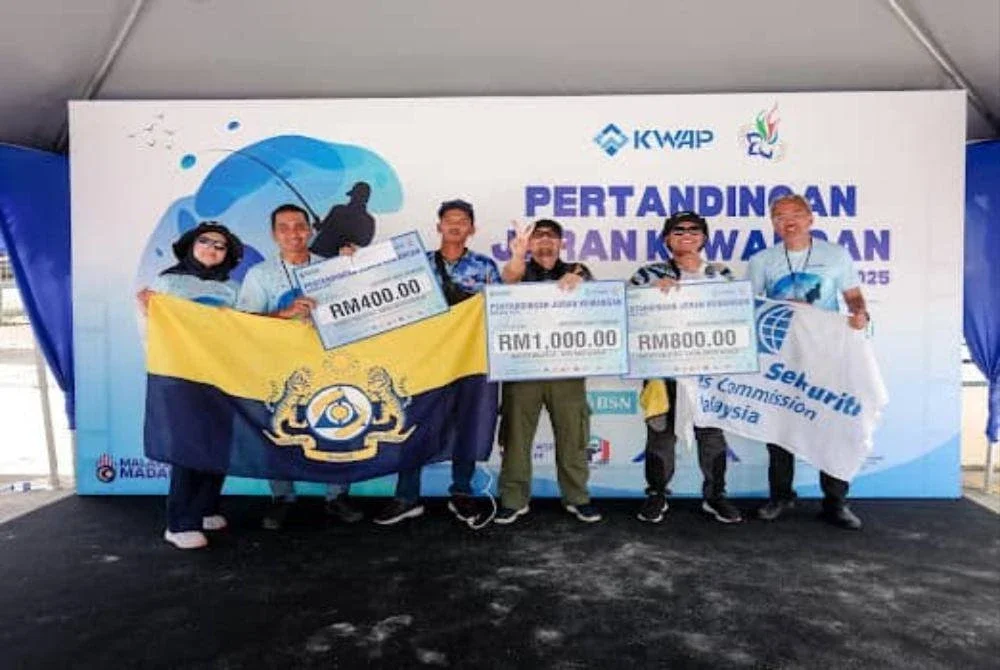 Barisan pemenang Pertandingan Memancing Joran Kewangan anjuran MKSAKK yang berlangsung di Kolam Sea Lion, Pelabuhan Klang pada Sabtu.