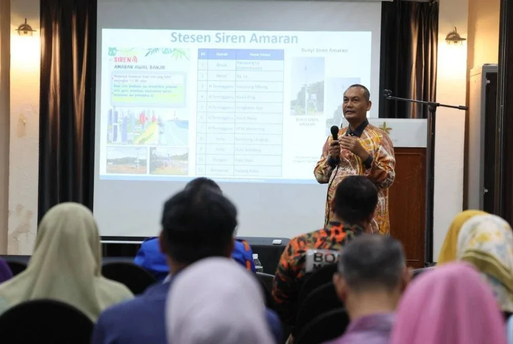 Osman ketika menyampaikan taklimat sempena Program Communications, Education and Public Awareness (CEPA) Ramalan dan Amaran Banjir Fasa 2 di Kuala Terengganu pada Ahad.