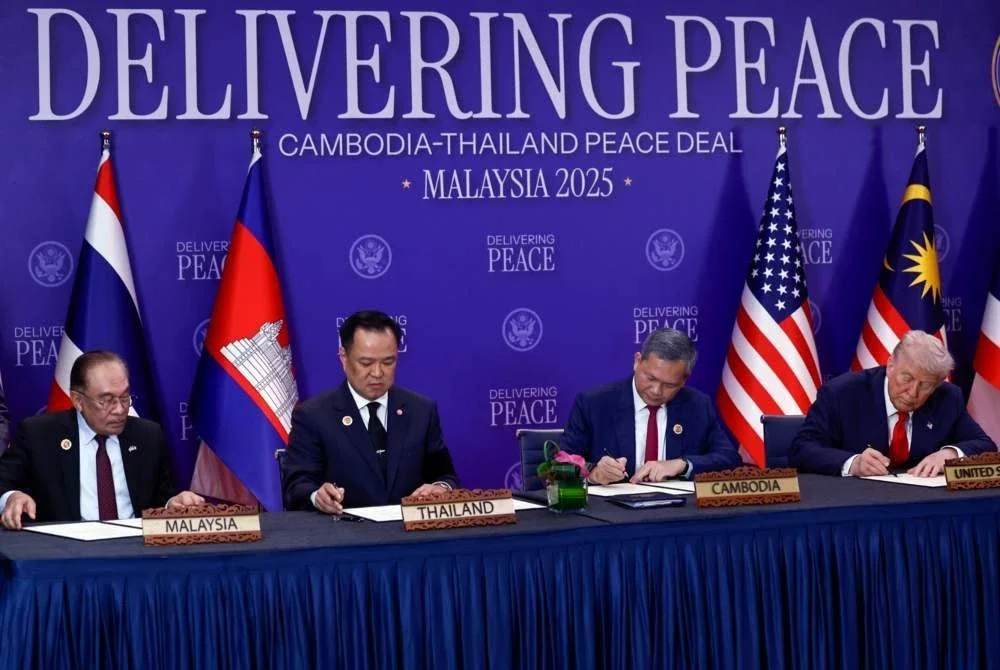 Anwar (kiri) dan Trump (kanan) ketika menyaksikan majlis menandatangani perjanjian damai antara Anutin (dua dari kiri) dan Hun Manet (dua dari kanan) yang dikenali sebagai Perjanjian Damai KL, di luar Sidang Kemuncak ASEAN ke-47 di Pusat Konvensyen Kuala Lumpur hari ini. Foto Bernama