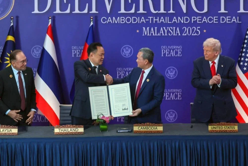 Majlis menandatangani Perjanjian Damai KL antara Anutin (dua dari kiri) dan Hun Manet (dua dari kanan) hari ini disaksikan oleh Anwar (kiri) selaku Pengerusi ASEAN, serta Trump. Foto Bernama
