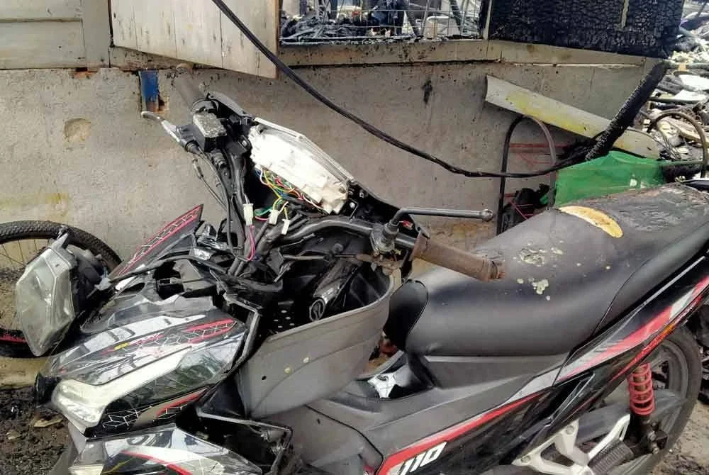 Mangsa yang terlibat turut gagal menyelamatkan motosikal milik mereka akibat api yang terlalu cepat marak.
